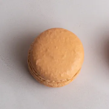 Macaron de Chocolate com Maracujá, visto de cima.