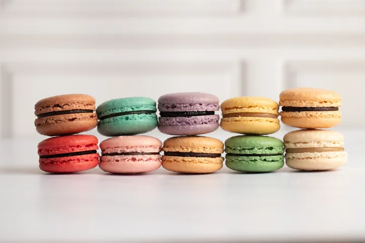 Fileiras de macarons Génie, com a casca e o recheio à vista.